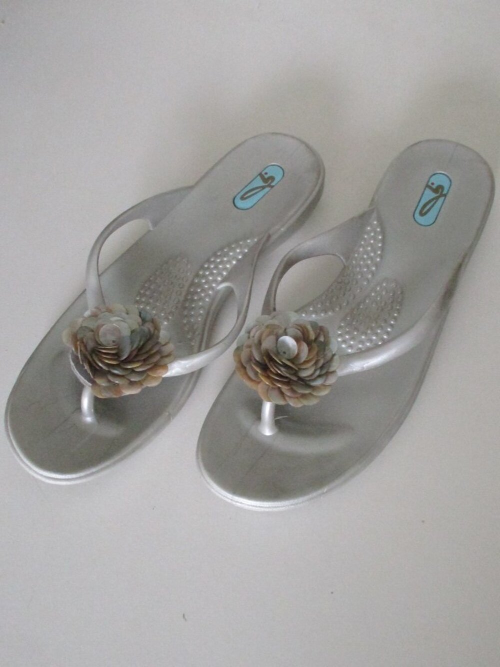 OKA Bee Womens Silver Rubber Flip Flop Sandal w/Flower NWOB - Size Medium or 8M